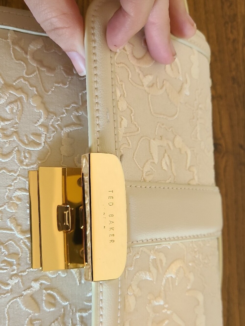 Ted Baker White Floral Embossed Crossbody Bag - Picture 3 of 8